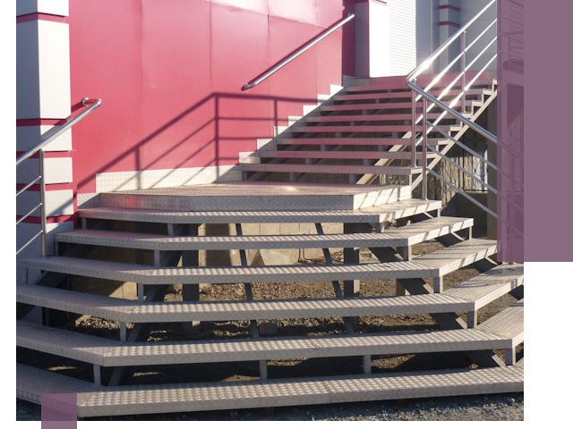 Лестницы для магазина в Сосновоборске — изготовление и монтаж