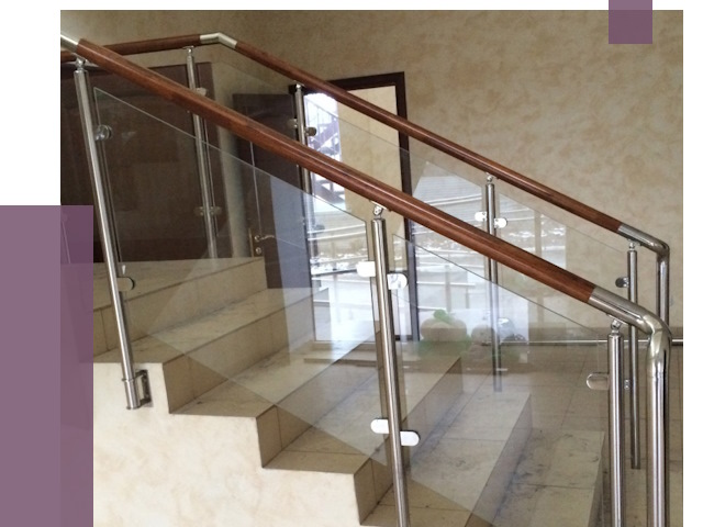 Комбинированные перила из металла и дерева в Сосновоборске