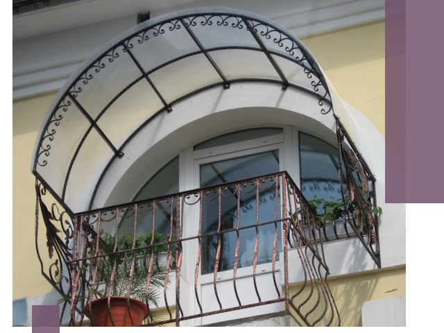 Козырьки над балконом в Сосновоборске — изготовление и монтаж